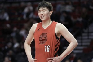 心系老东家！杨瀚森助威青岛季后赛：祝兄弟们放平心态、一路高歌