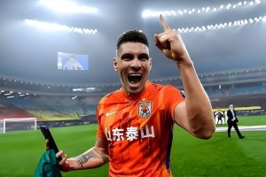 华体会体育app下载-他原本都打算淡出鲁能主力阵容，没想到本赛季还是首发，引发热议